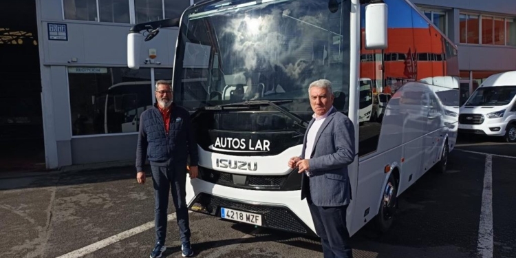 Mobility Bus entrega a Autos LAR su primer Grand Toro de Isuzu