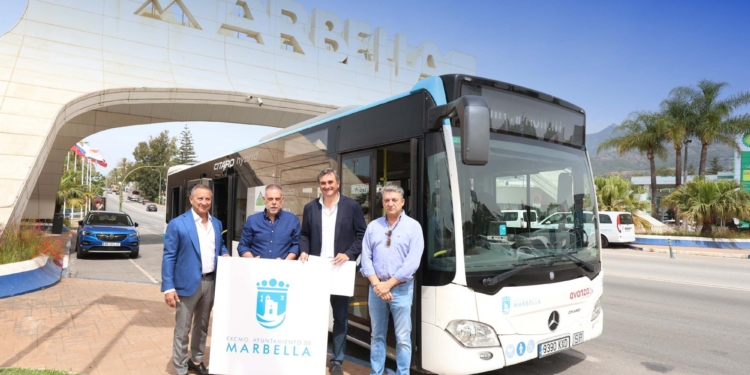 Marbella y Avanza implementan una línea de autobús que purifica el aire