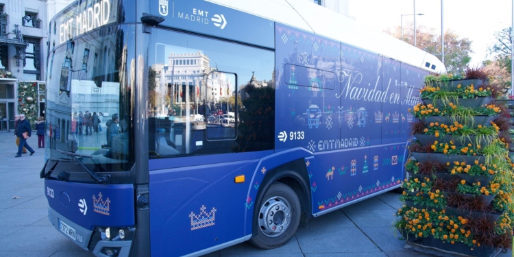 El bus de Navidad de EMT Madrid llega a Cibeles para recoger cartas a los Reyes
