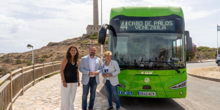 La Manga avanza hacia una movilidad más sostenible con su primer bus eléctrico