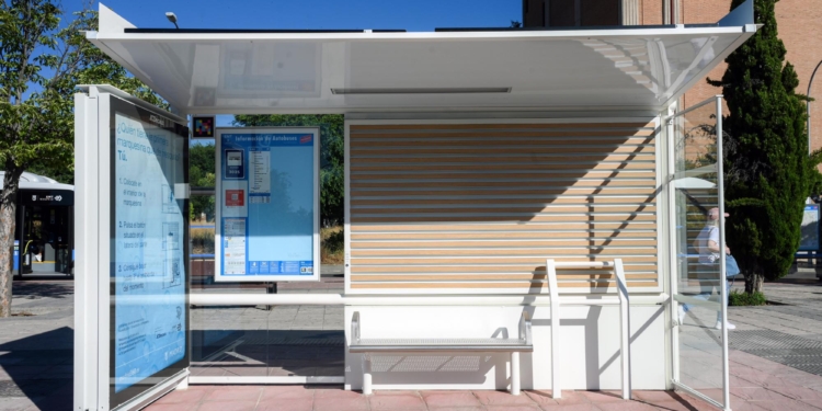 EMT Madrid instala dos nuevas marquesinas de autobús refrescantes