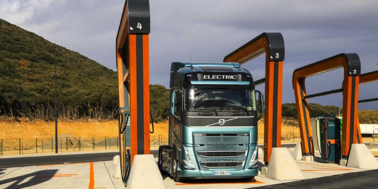 Milence inaugura rutas eléctricas para camiones en Europa con tres nuevos centros de carga