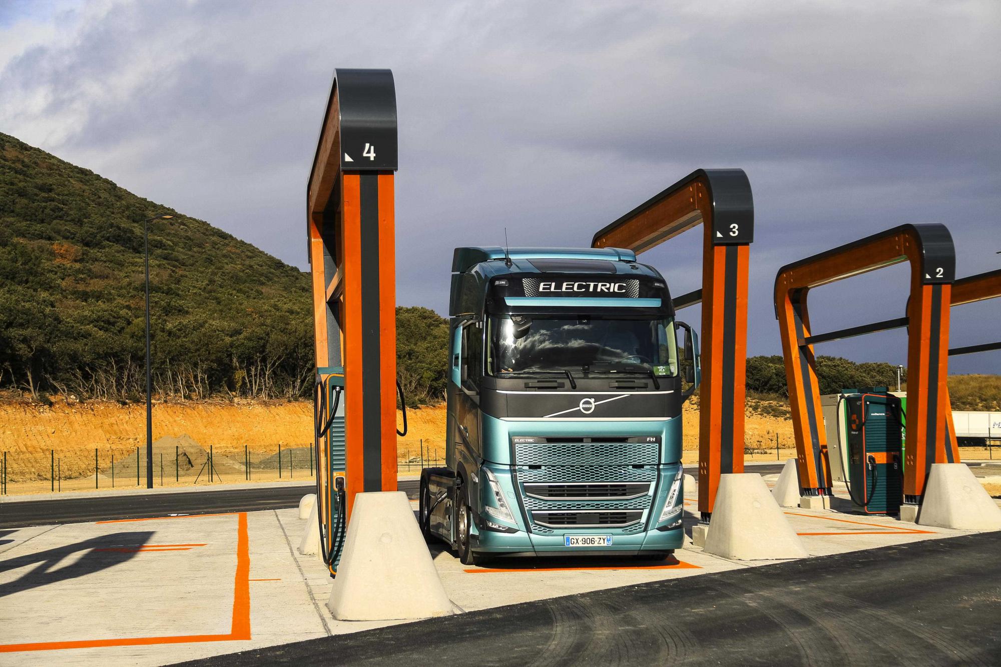 Milence inaugura rutas eléctricas para camiones en Europa con tres nuevos centros de carga