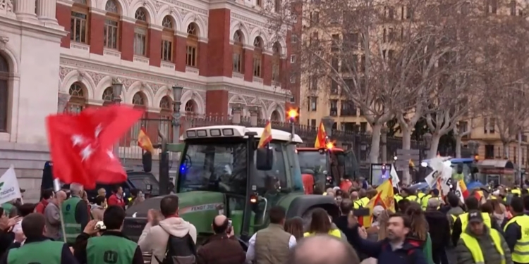 Situación caótica en las calles del centro de Madrid: miles de agricultores bloquean varios puntos de la ciudad