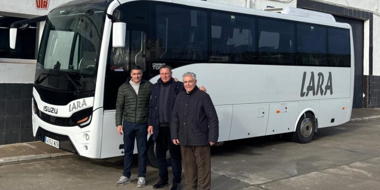 Autocares Lara incorpora un nuevo Isuzu Grand Toro a su flota