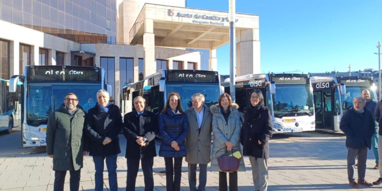 León presenta ocho nuevos autobuses híbridos para su flota metropolitana