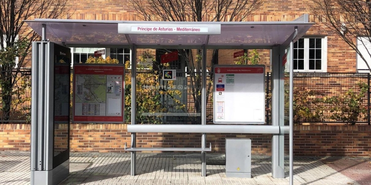 La Comunidad de Madrid renueva 57 paradas de autobús en cinco municipios
