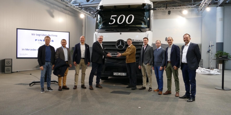 Grupo Finéjas celebran los 500 camiones Actros de Mercedes-Benz