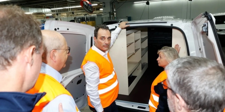 Visita simbólica de Antonio Filosa a la planta gallega de Stellantis