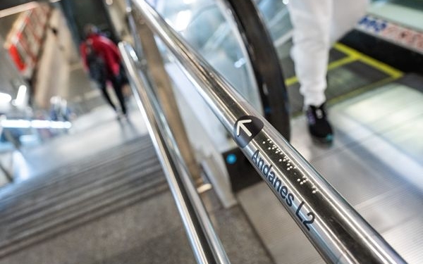 El braille llega a las paradas de autobús y estaciones de metro de Barcelona