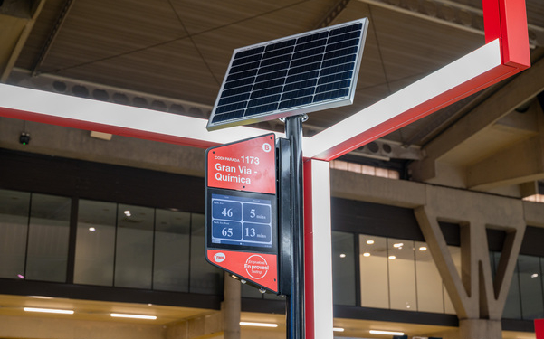 BusPas muestra la primera parada de bus de Barcelona que incorpora IA