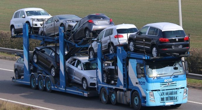 Los portavehículos deciden este sábado si cesan la actividad