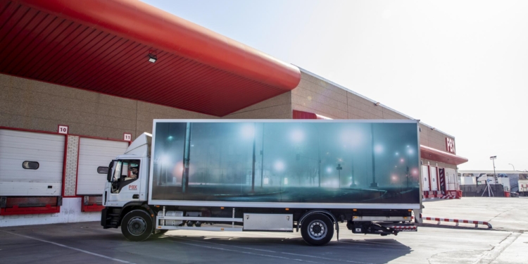 El arte sale a la carretera con dos nuevos camiones de truck art project