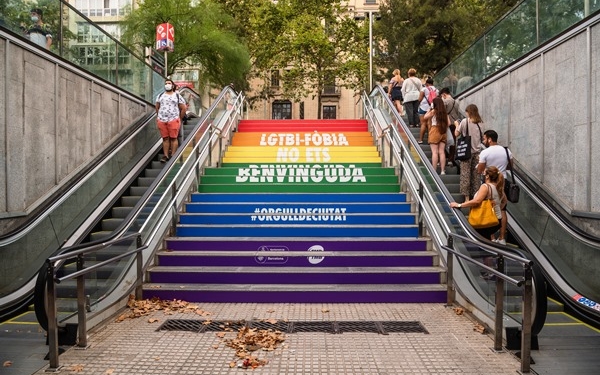 TMB apoya el día del orgullo LGTBI en un acto contra la homofobia