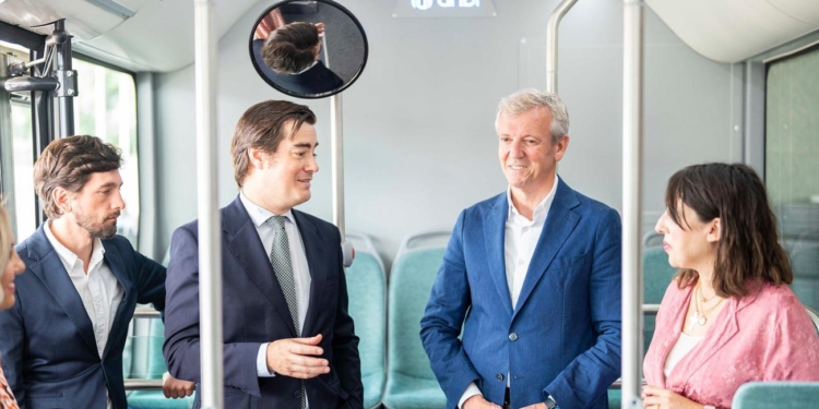 Visita de autoridades a Unvi: un impulso a la industria gallega del bus