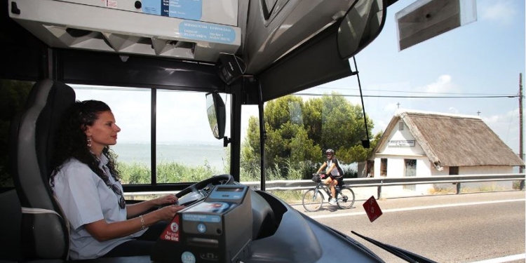 EMT Valencia refuerza su oferta en verano con 12 millones de plazas