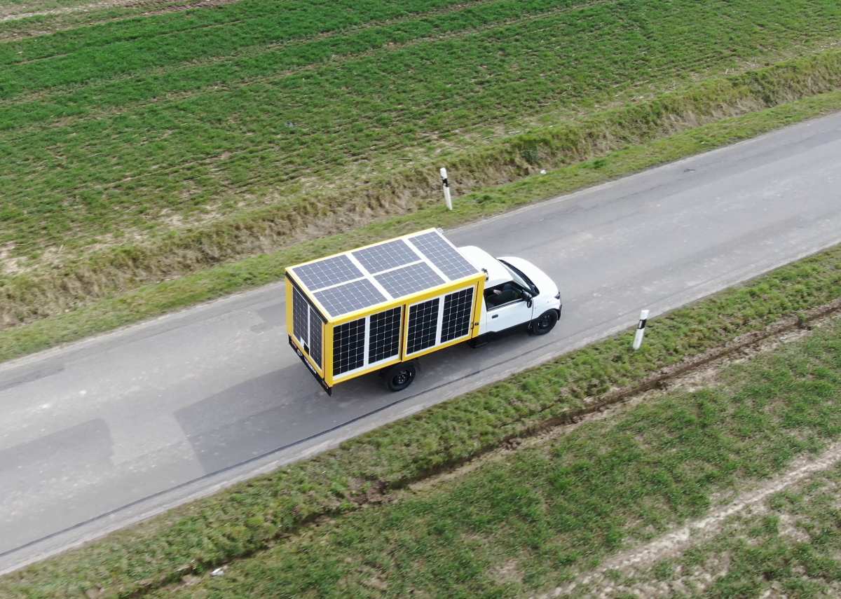 Aumenta autonomía de vehículo eléctrico en 530 km con paneles solares