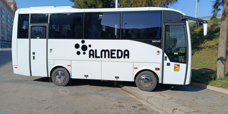Almeda Travel recibe una nueva unidad del Isuzu Novo de 29 plazas