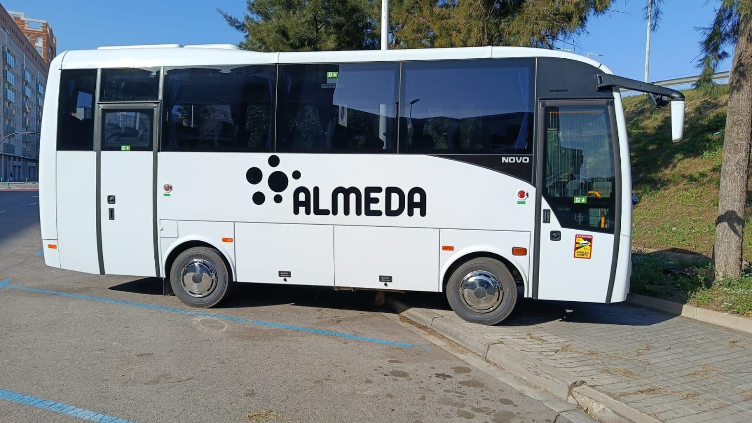 Almeda Travel recibe una nueva unidad del Isuzu Novo de 29 plazas