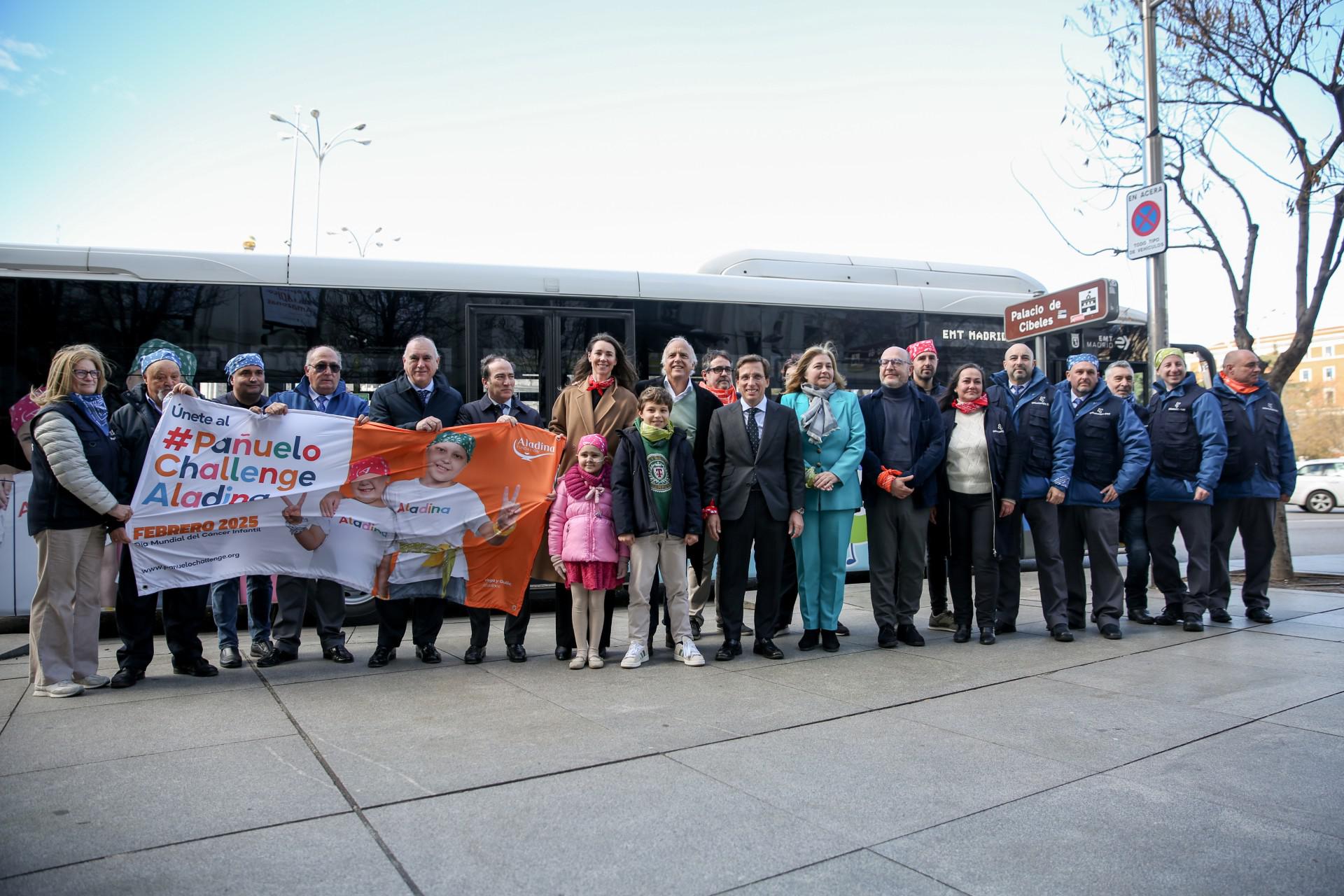 EMT Madrid vinila un autobús para visibilizar la acción ‘Pañuelo Challenge’