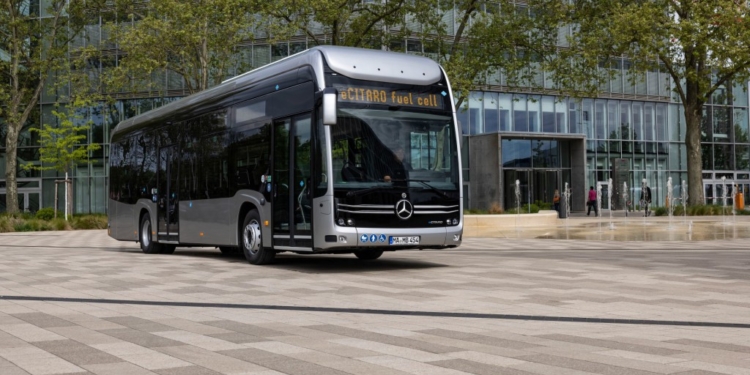 Daimler entre cinco nuevos Mercedes-Benz eCitaro a HEAG mobilo